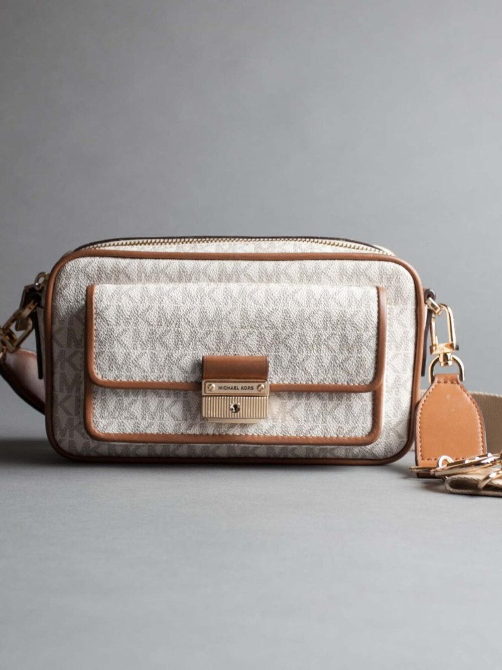 Michael Kors Bradshaw Camera Crossbody bag in Vanilla/Acorn